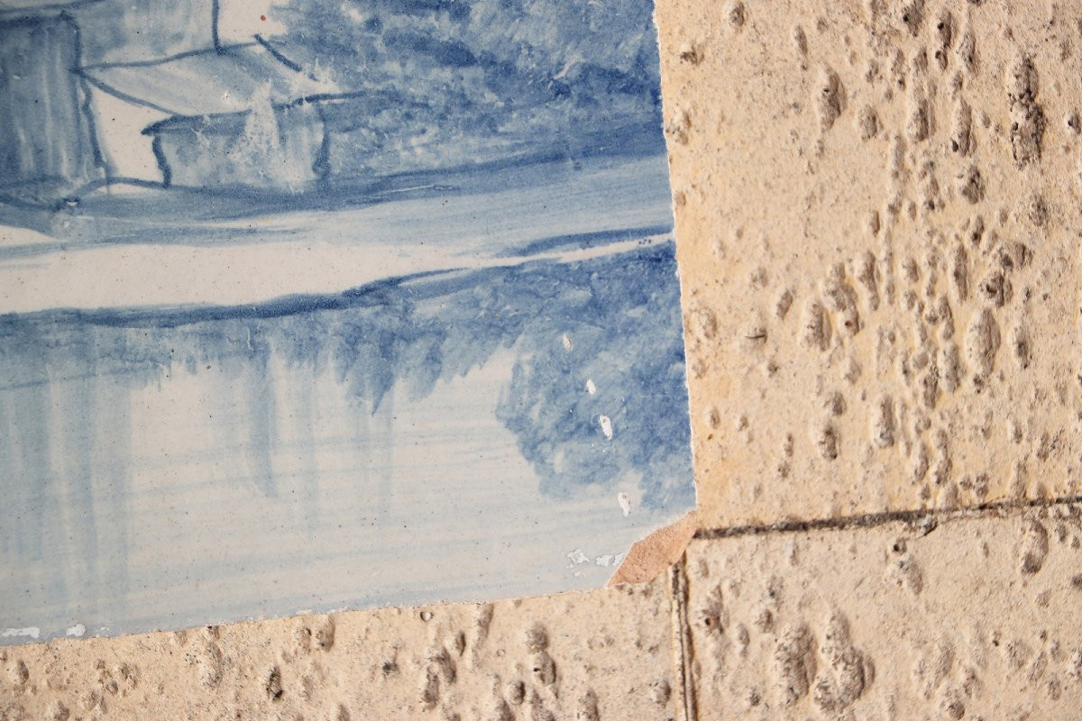 Carreau portugais bleu et blanc du XVIIIe siècle représentant des maisons médiévales au bord -photo-4