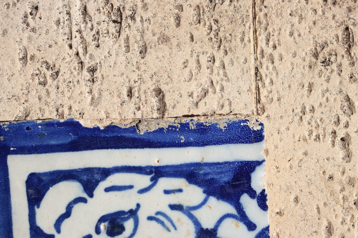 Carreau portugais du XVIIe siècle représentant un visage grotesque-photo-3