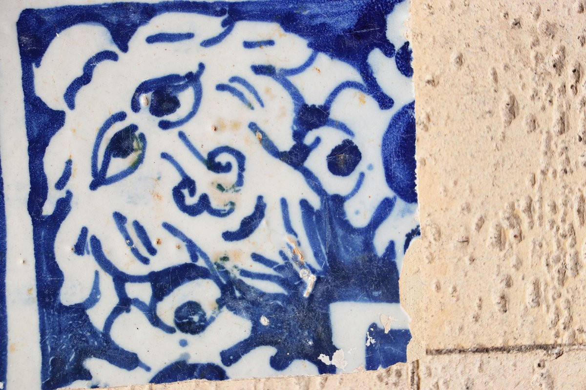 Carreau portugais du XVIIe siècle représentant un visage grotesque-photo-4