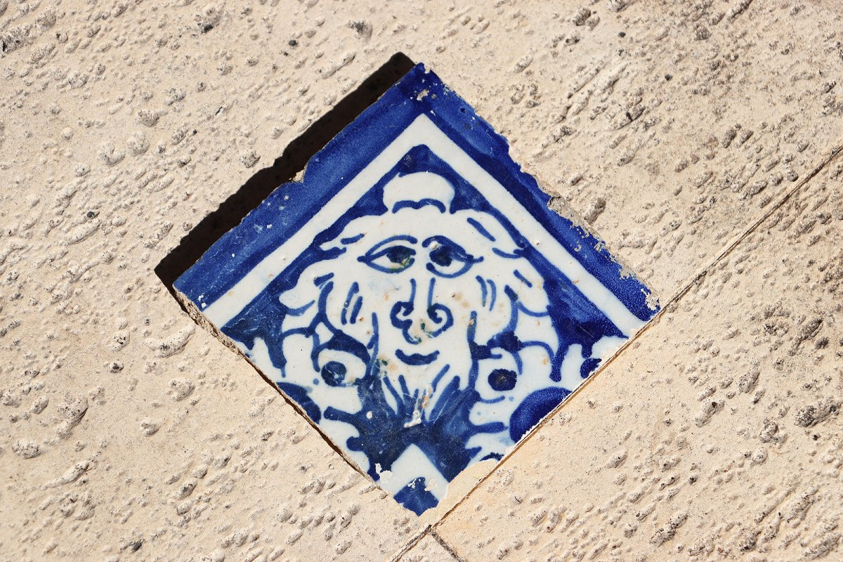 Carreau portugais du XVIIe siècle représentant un visage grotesque-photo-1