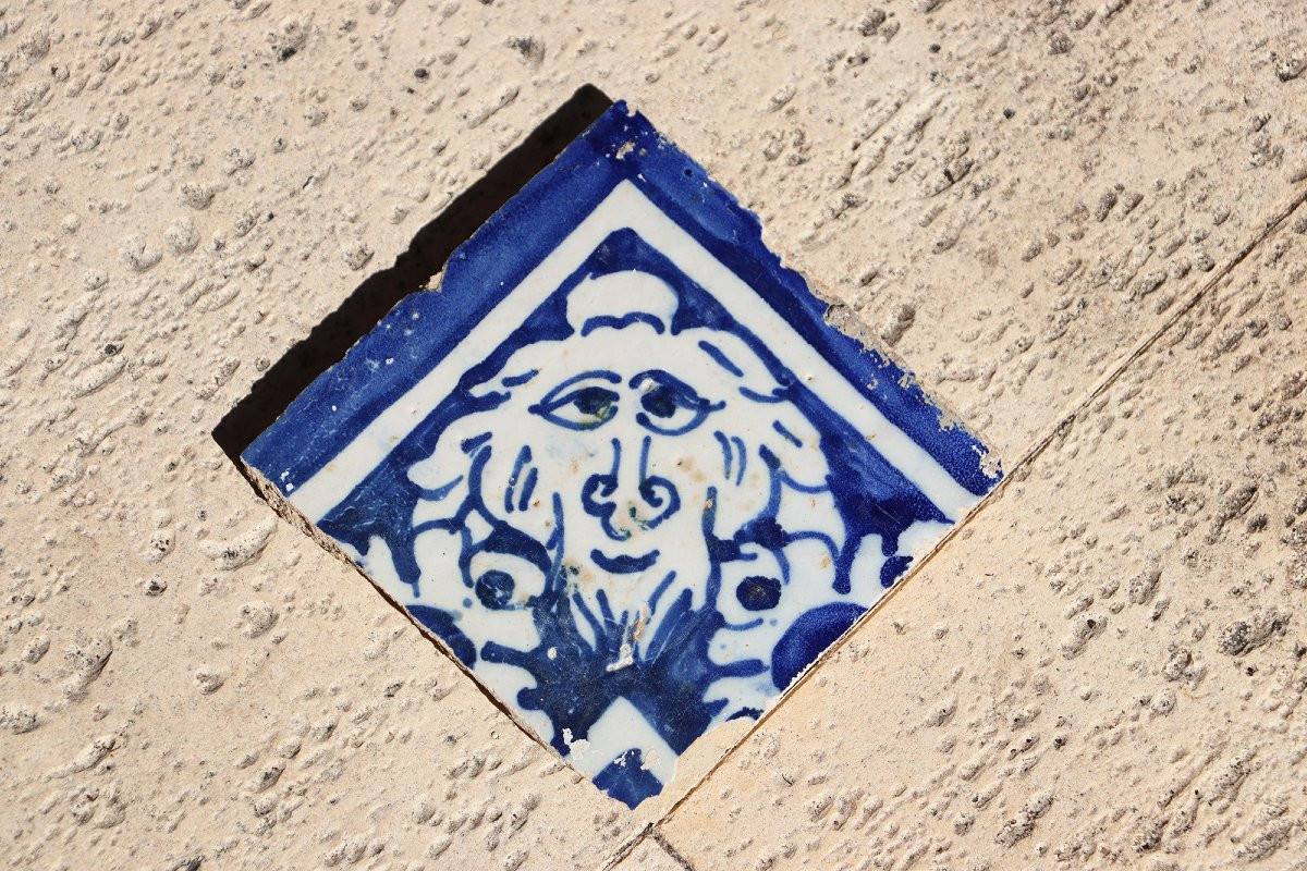 Carreau portugais du XVIIe siècle représentant un visage grotesque-photo-3