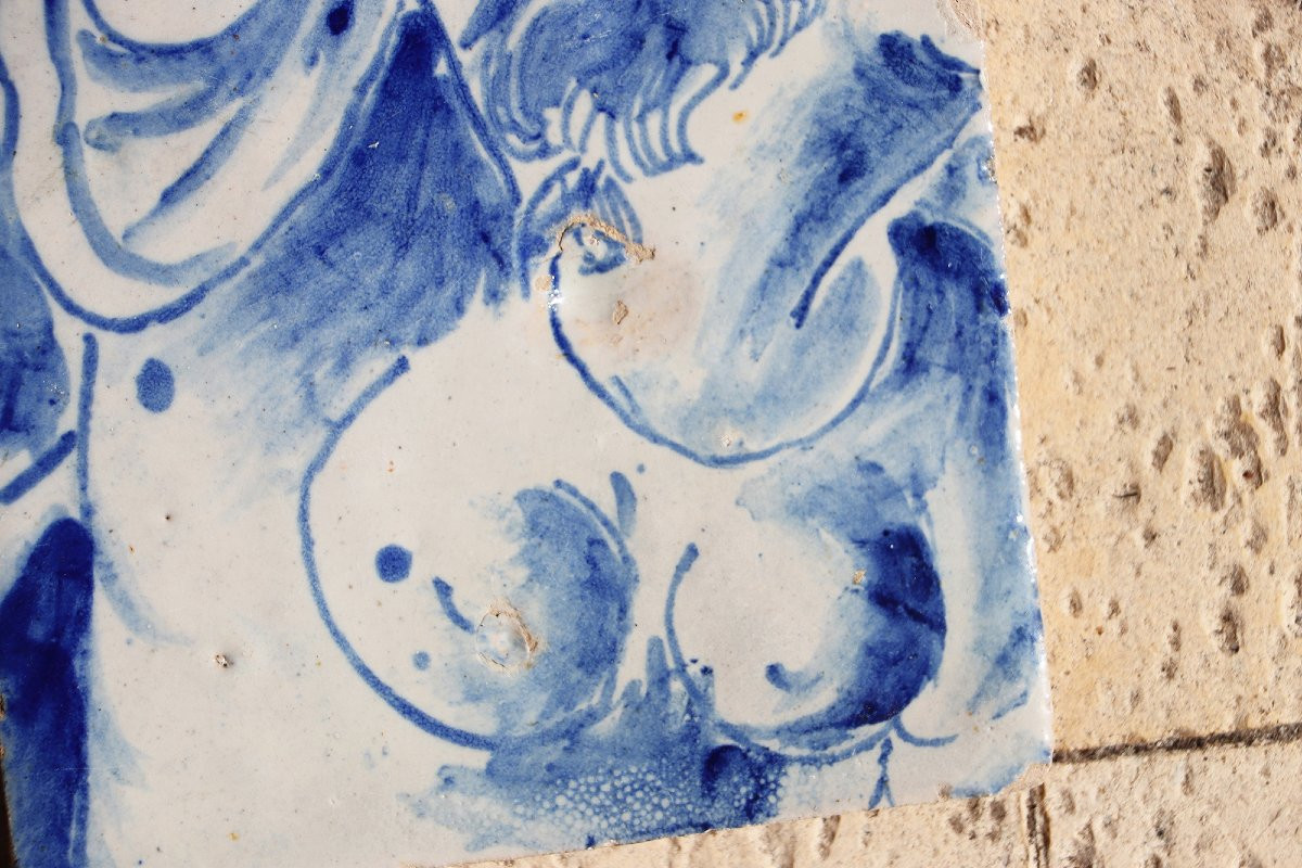 Carreau portugais bleu et blanc du XVIIIe siècle représentant un buste de femme-photo-1