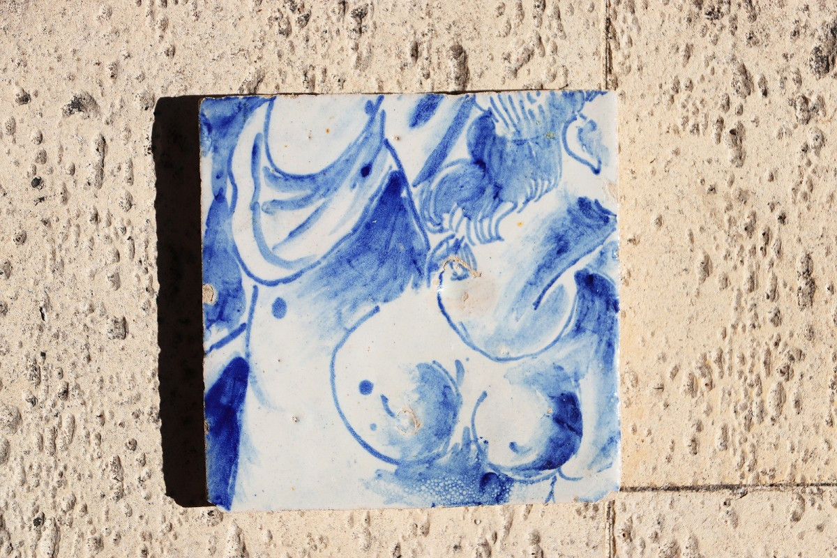 Carreau portugais bleu et blanc du XVIIIe siècle représentant un buste de femme