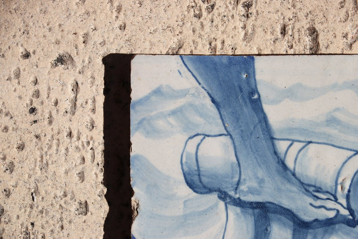 Carreau portugais bleu et blanc du XVIIIe siècle représentant un pied sur un ruban rocaille-photo-2