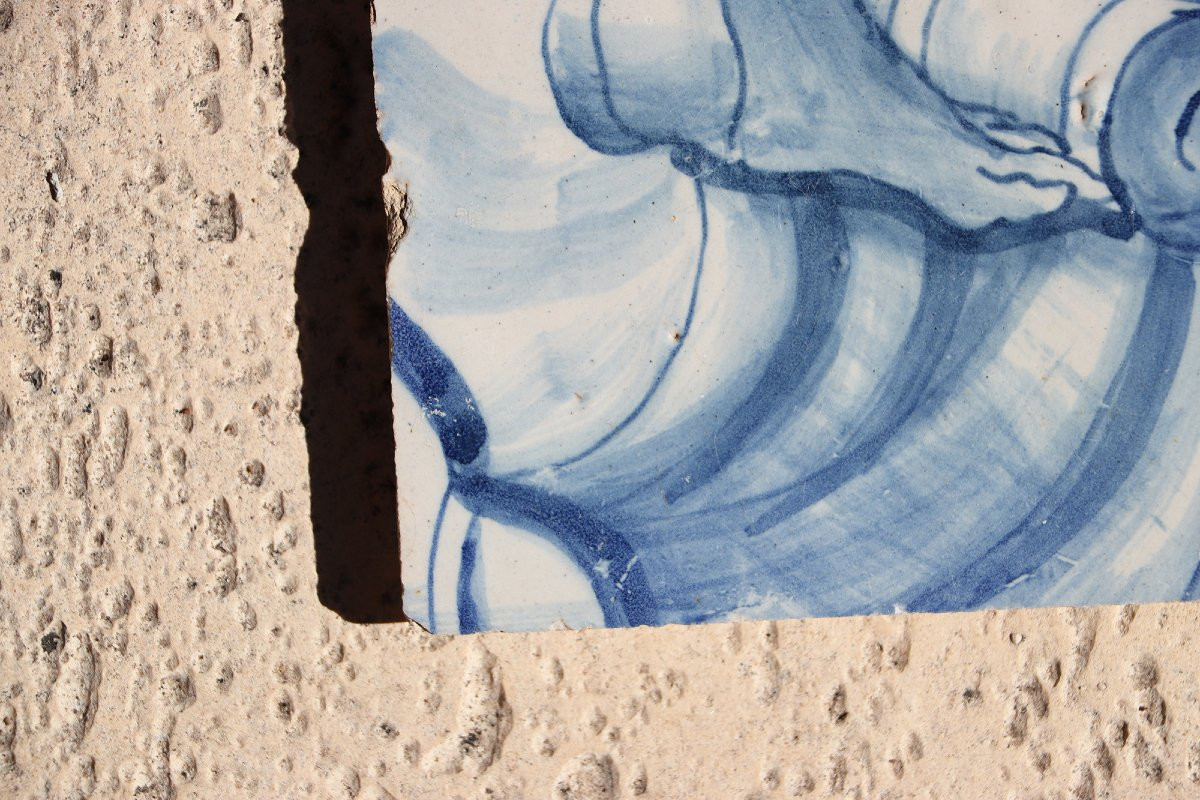 Carreau portugais bleu et blanc du XVIIIe siècle représentant un pied sur un ruban rocaille-photo-3