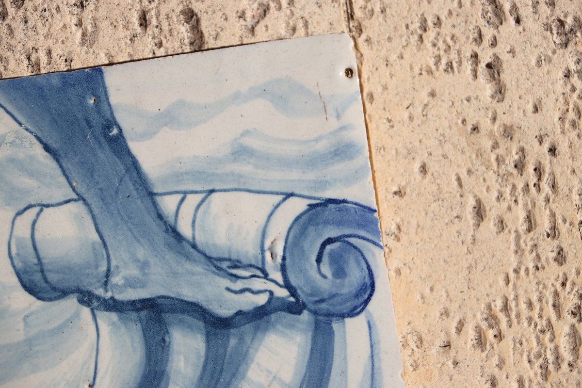 Carreau portugais bleu et blanc du XVIIIe siècle représentant un pied sur un ruban rocaille-photo-1