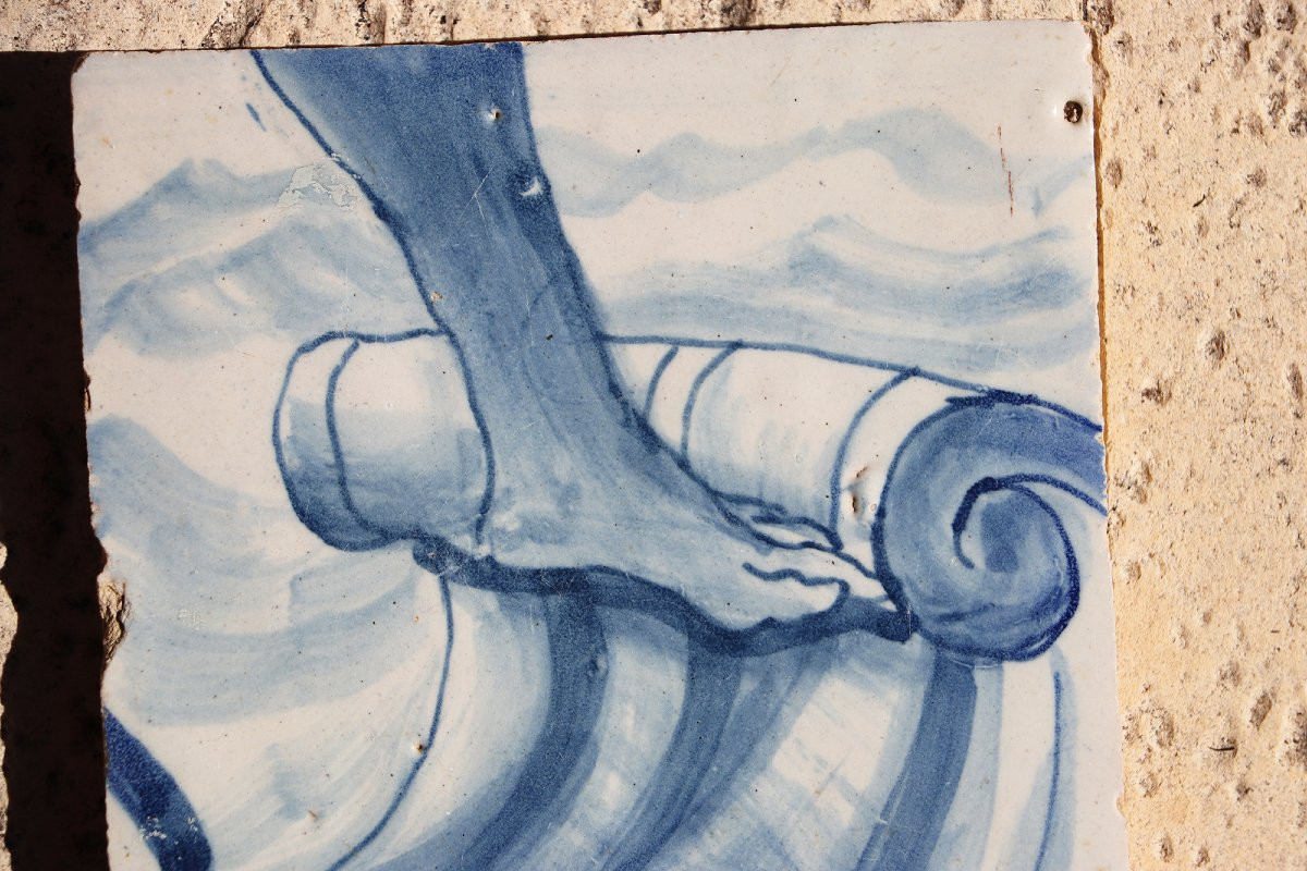 Carreau portugais bleu et blanc du XVIIIe siècle représentant un pied sur un ruban rocaille-photo-2