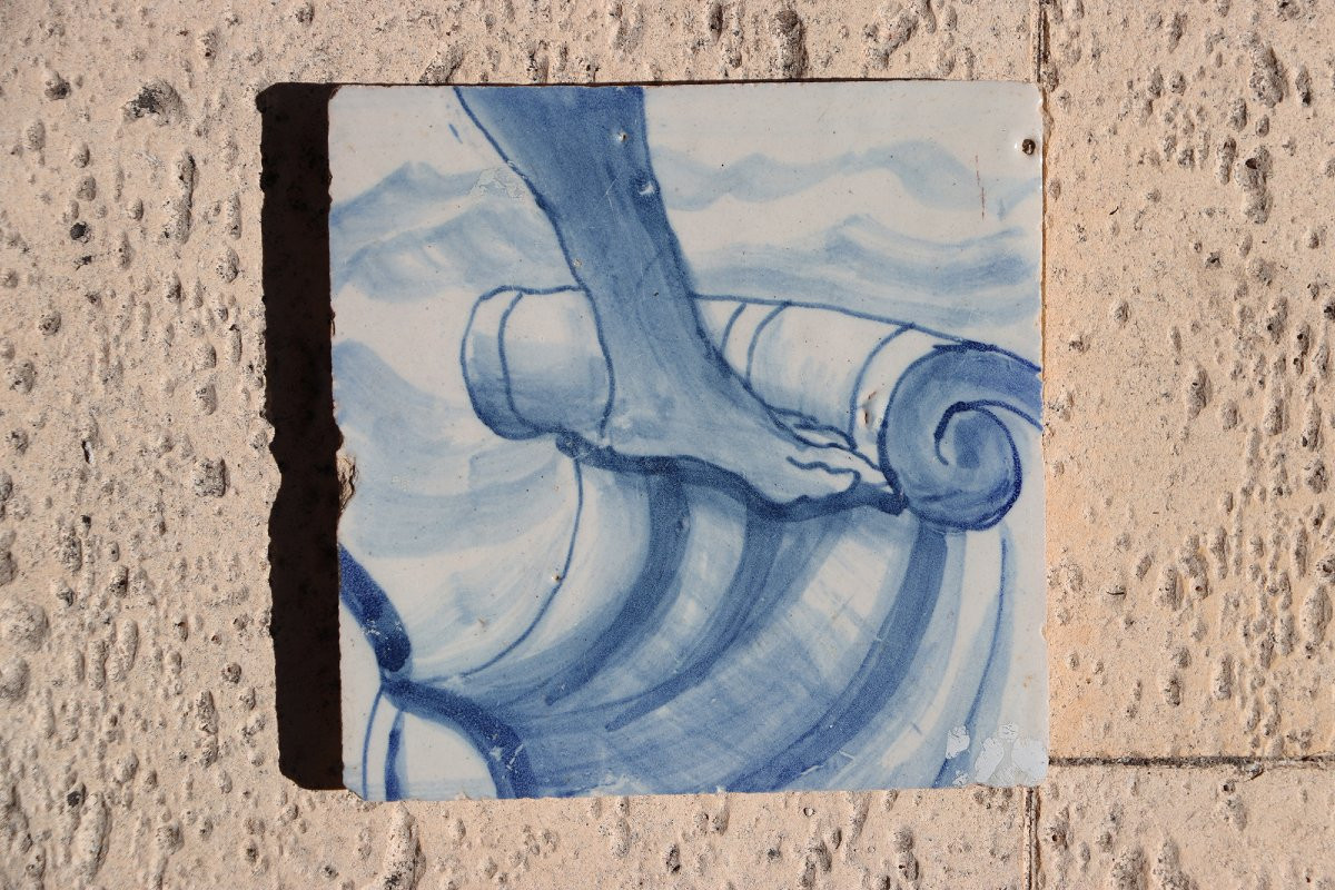 Carreau portugais bleu et blanc du XVIIIe siècle représentant un pied sur un ruban rocaille-photo-3