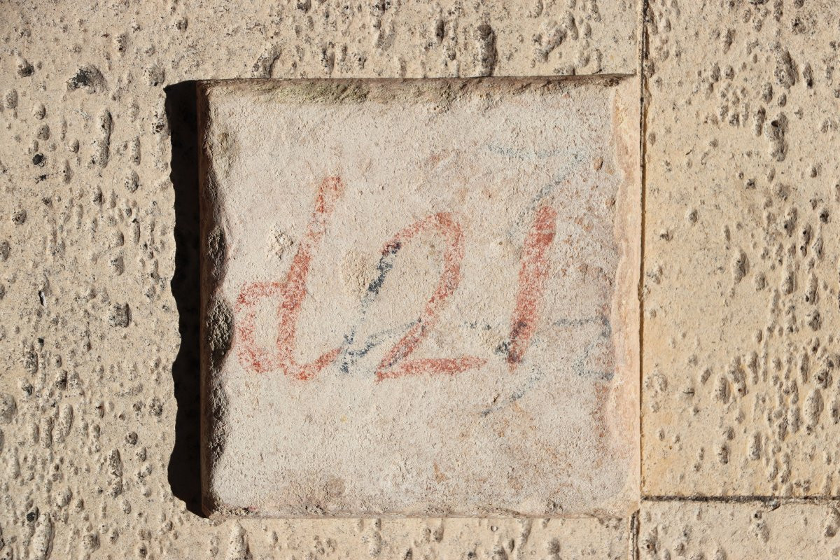 Carreau portugais bleu et blanc du XVIIIe siècle représentant un pied sur un ruban rocaille-photo-4