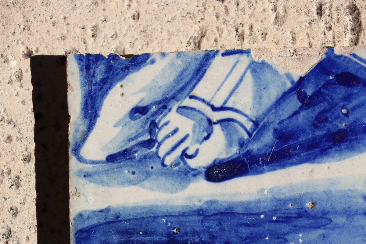 Carreau portugais bleu et blanc du XVIIIe siècle représentant un pied chaussé d’une sandale -photo-2