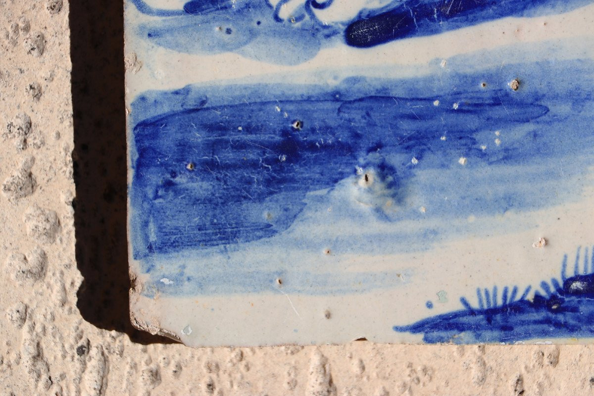 Carreau portugais bleu et blanc du XVIIIe siècle représentant un pied chaussé d’une sandale -photo-4