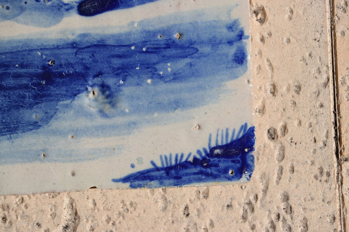 Carreau portugais bleu et blanc du XVIIIe siècle représentant un pied chaussé d’une sandale -photo-1