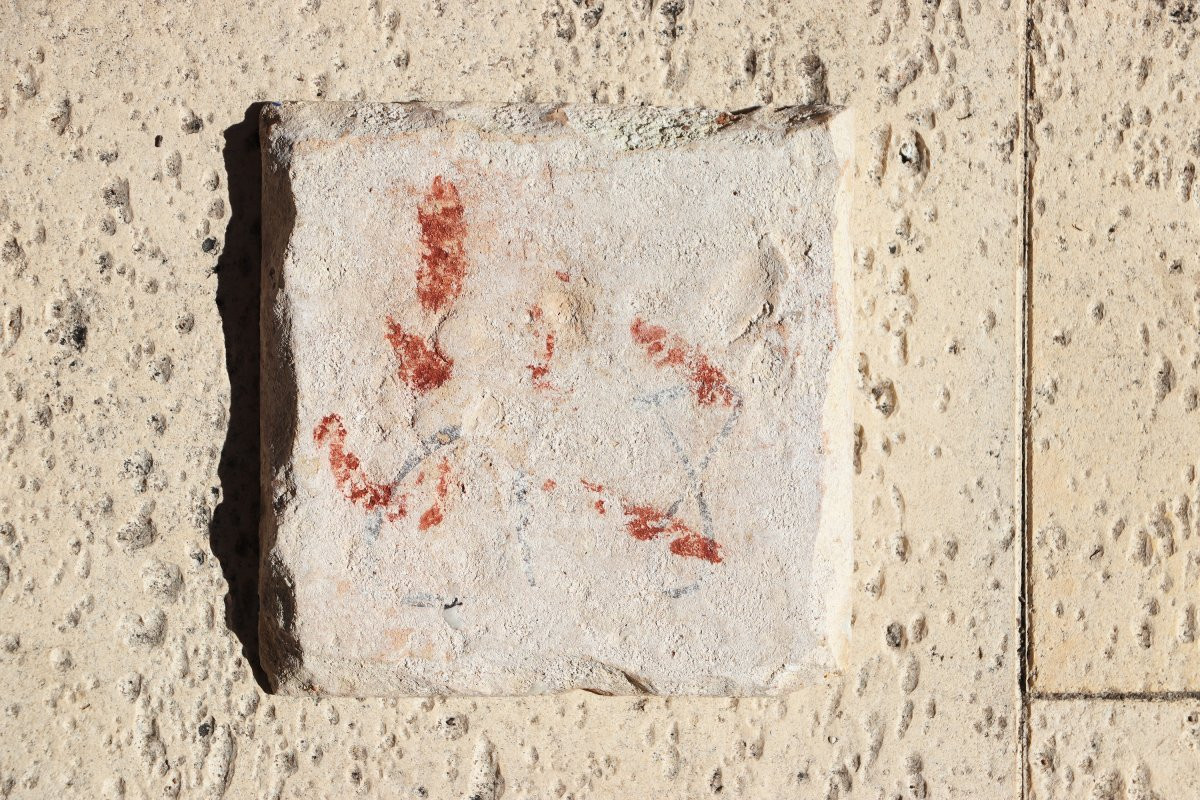 Carreau portugais bleu et blanc du XVIIIe siècle représentant un pied chaussé d’une sandale -photo-3