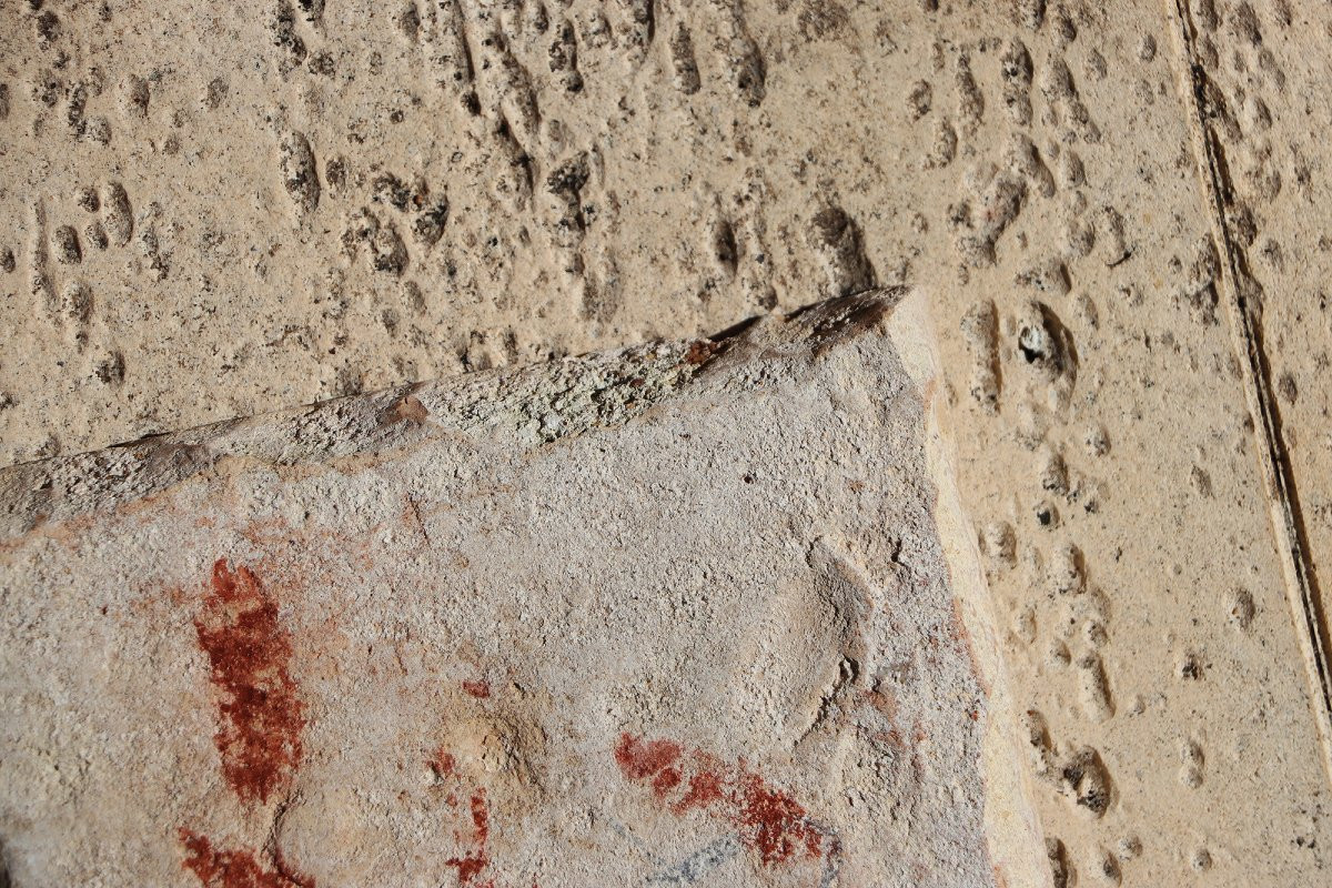 Carreau portugais bleu et blanc du XVIIIe siècle représentant un pied chaussé d’une sandale -photo-5