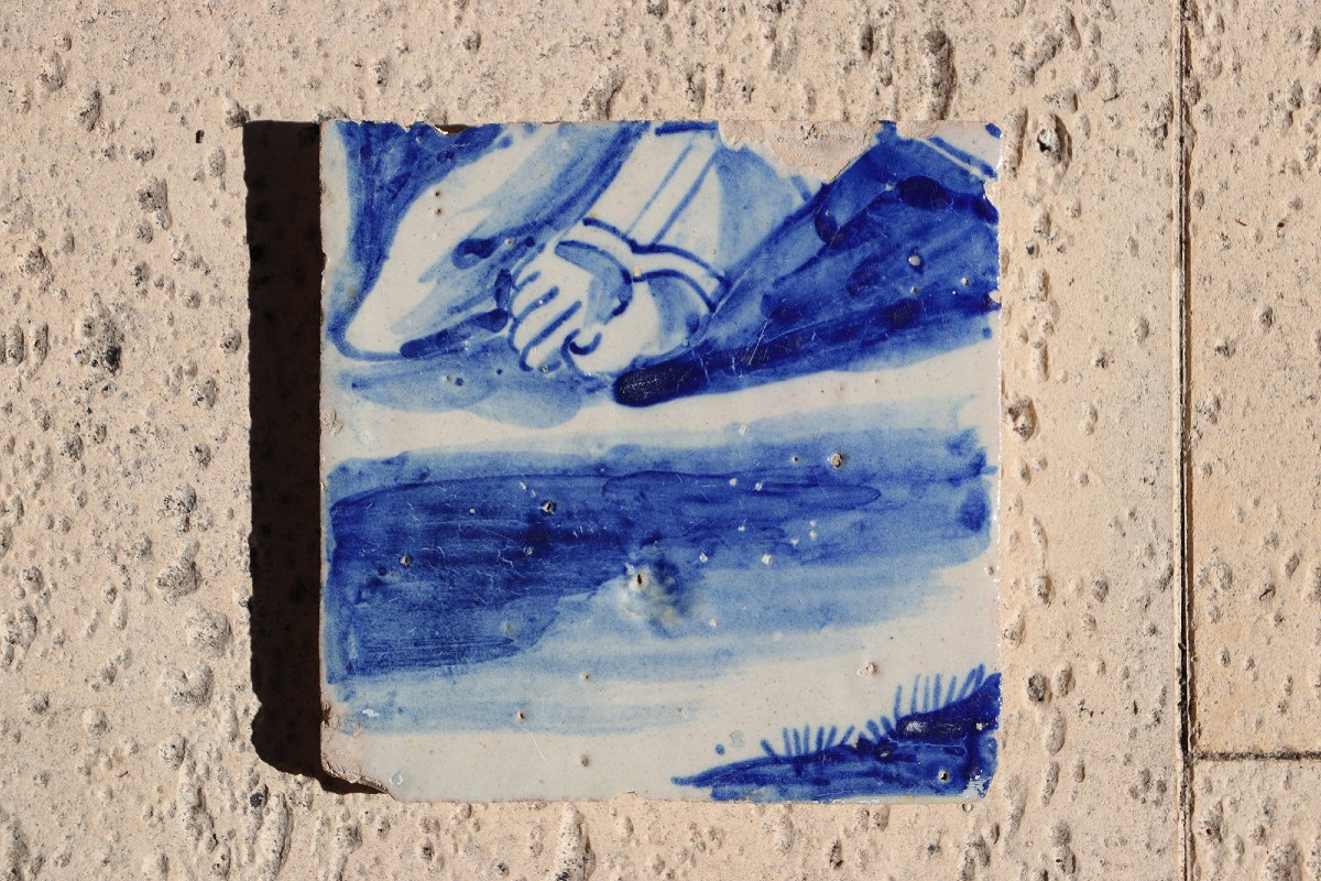 Carreau portugais bleu et blanc du XVIIIe siècle représentant un pied chaussé d’une sandale 