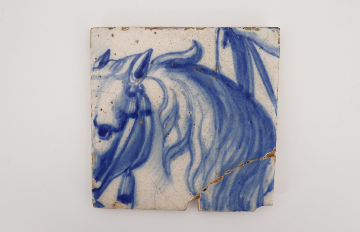Carreau portugais bleu et blanc du XVIIIe siècle représentant une tête de cheval