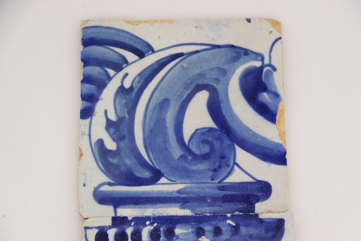 Ensemble de quatre carreaux du XVIIIe siècle représentant un chérubin tenant une torchère -photo-2