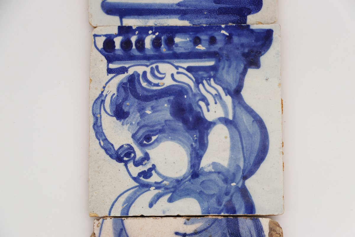 Ensemble de quatre carreaux du XVIIIe siècle représentant un chérubin tenant une torchère -photo-3