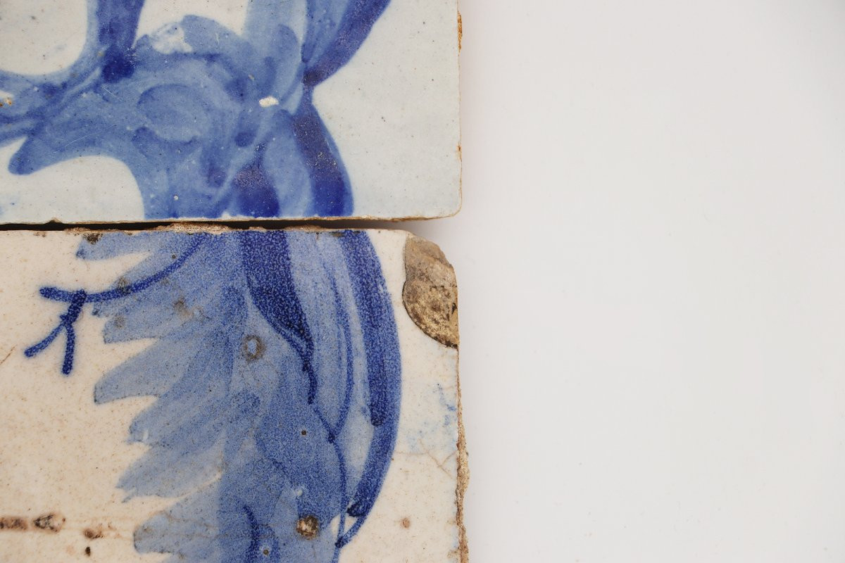 Ensemble de quatre carreaux du XVIIIe siècle représentant un chérubin tenant une torchère -photo-1