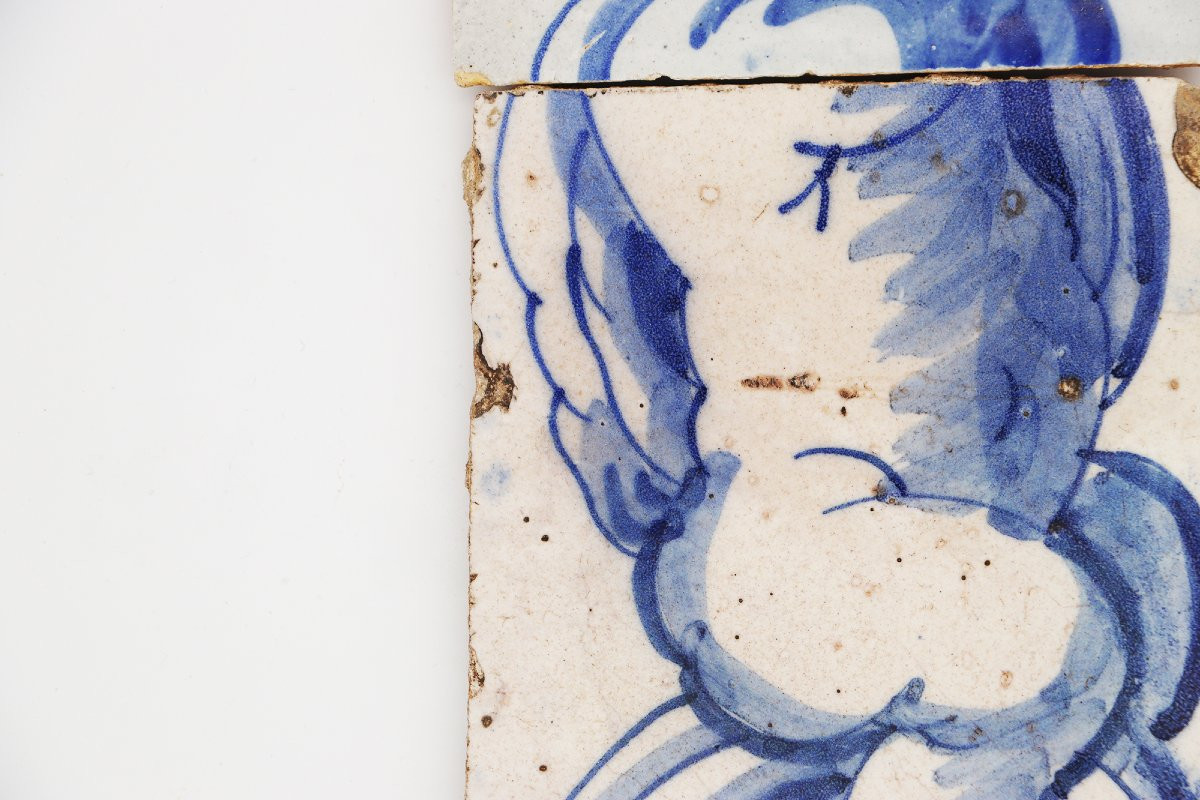 Ensemble de quatre carreaux du XVIIIe siècle représentant un chérubin tenant une torchère -photo-2