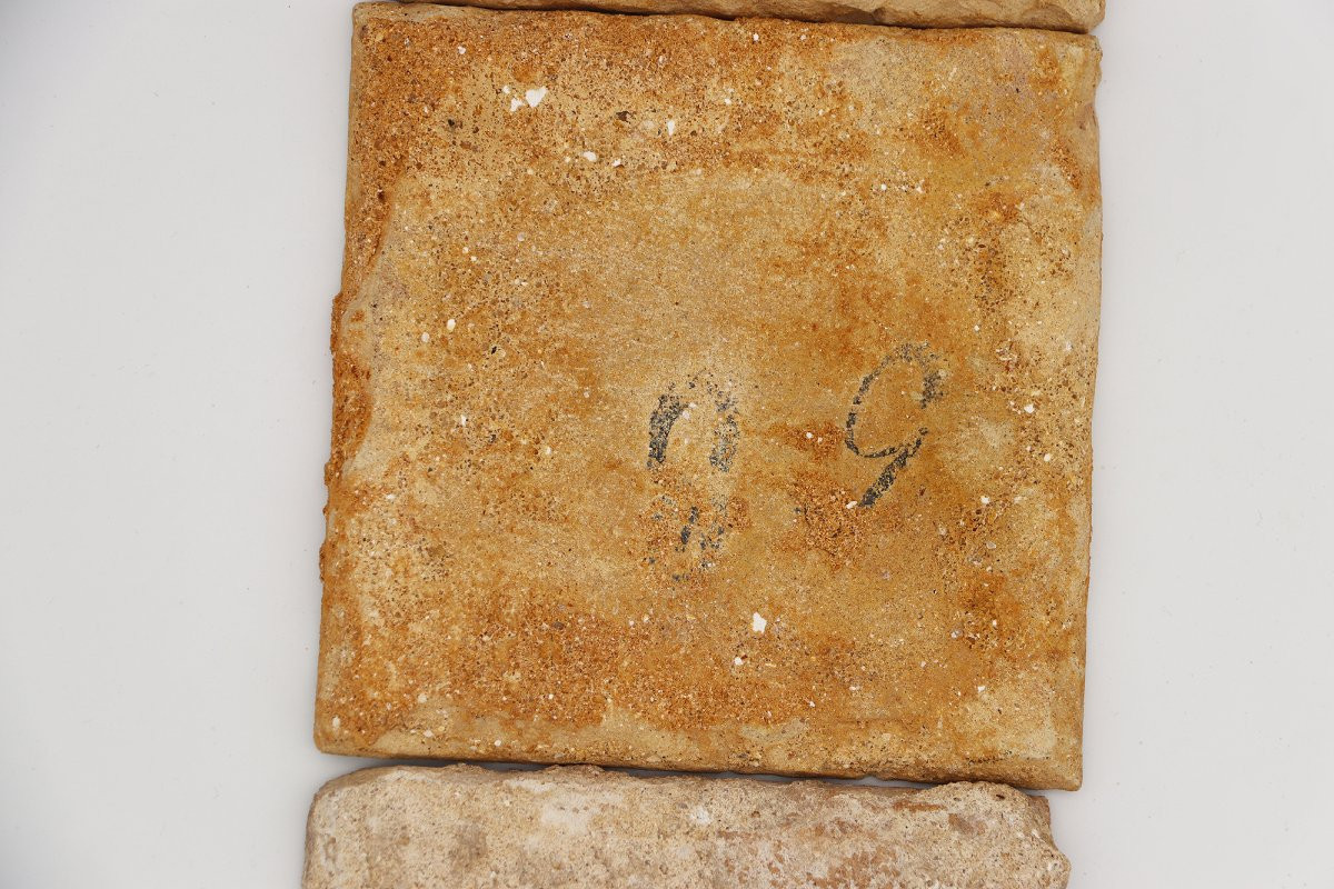 Ensemble de quatre carreaux du XVIIIe siècle représentant un chérubin tenant une torchère -photo-6