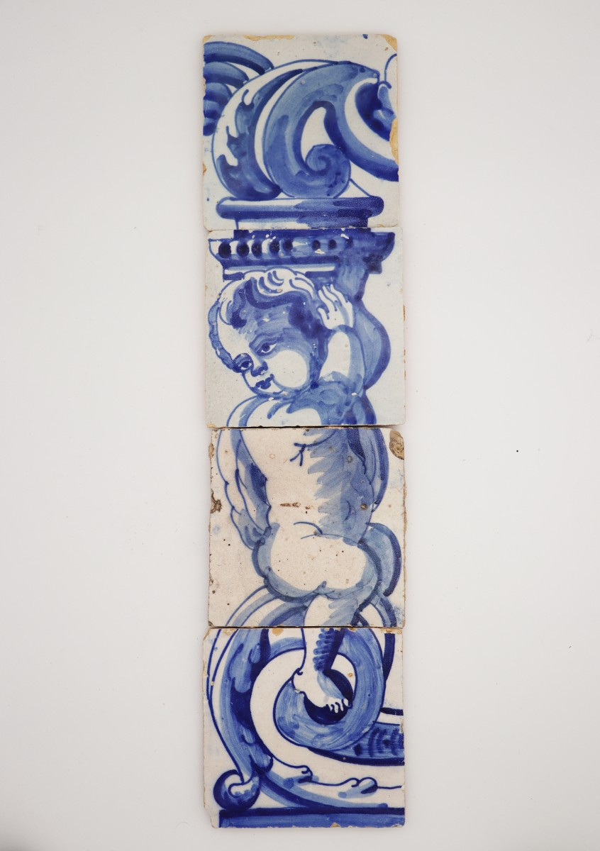 Ensemble de quatre carreaux du XVIIIe siècle représentant un chérubin tenant une torchère 