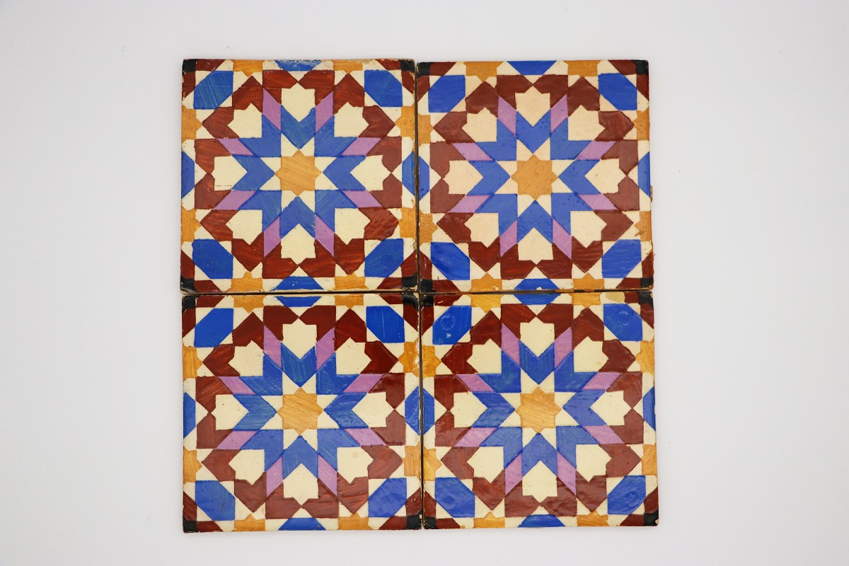 Ensemble de quatre grands carreaux géométriques méditerranéens portugais du XIXe siècle