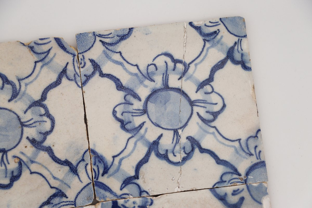 Ensemble de quatre carreaux portugais bleu et blanc du XVIIIe siècle représentant des motifs fl-photo-3