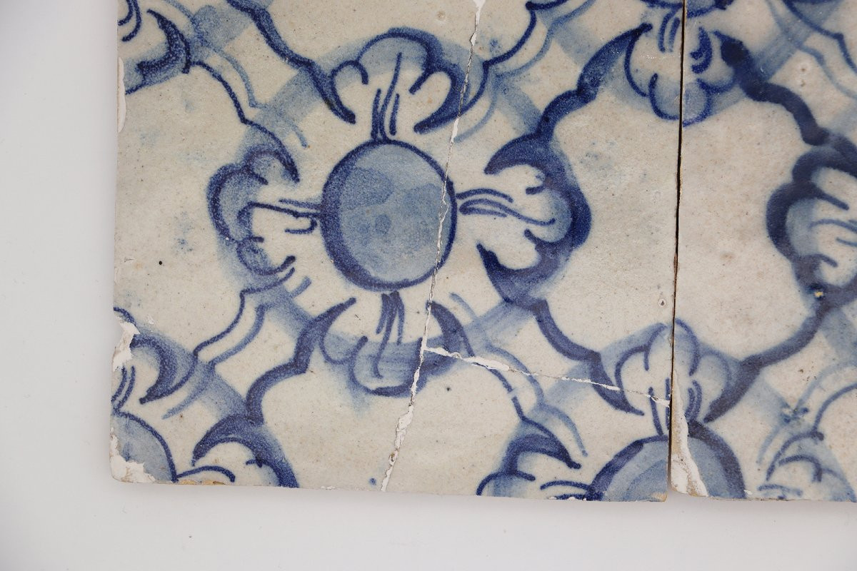 Ensemble de quatre carreaux portugais bleu et blanc du XVIIIe siècle représentant des motifs fl-photo-4