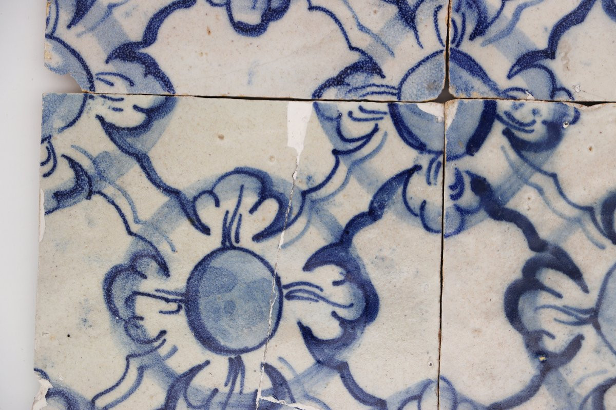 Ensemble de quatre carreaux portugais bleu et blanc du XVIIIe siècle représentant des motifs fl-photo-1