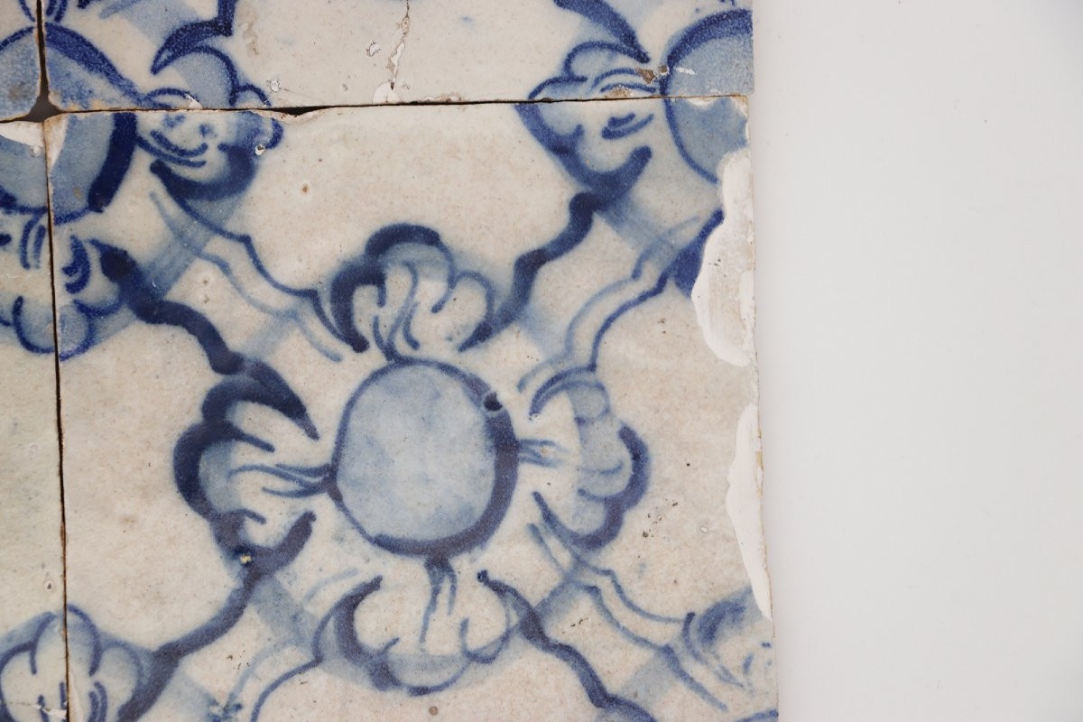 Ensemble de quatre carreaux portugais bleu et blanc du XVIIIe siècle représentant des motifs fl-photo-2