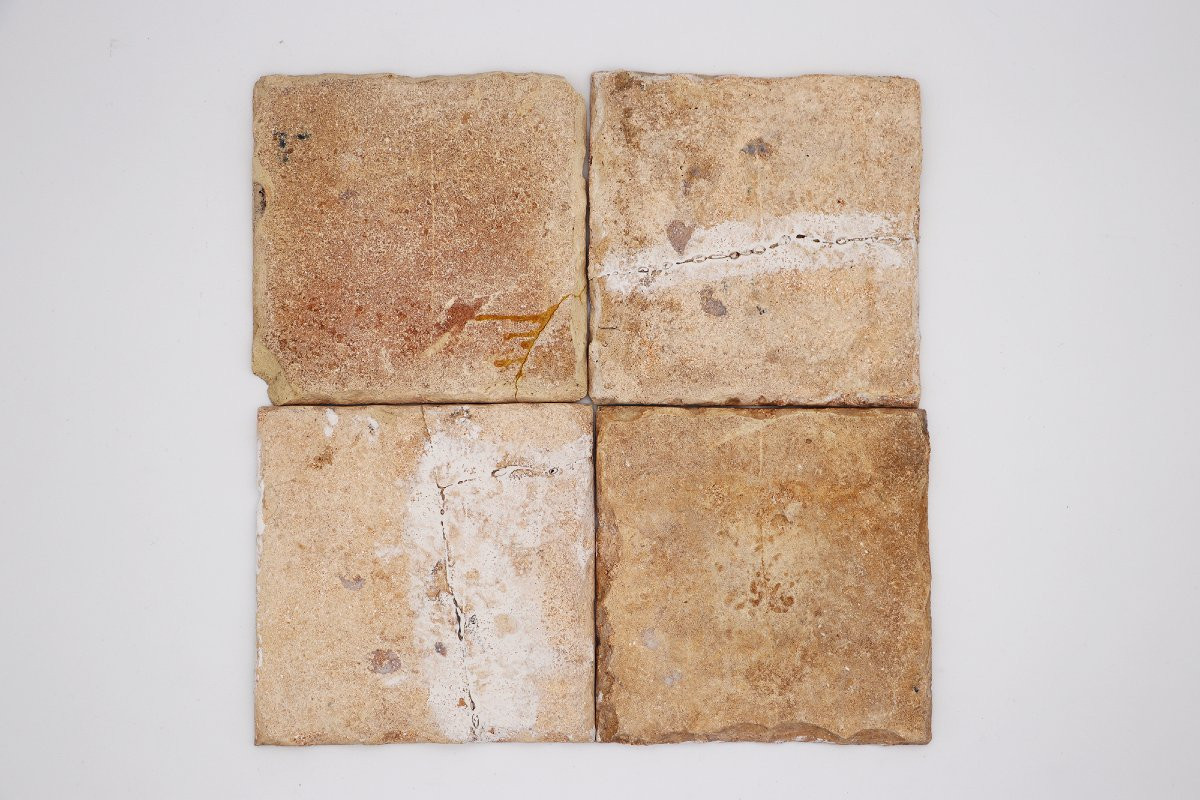 Ensemble de quatre carreaux portugais bleu et blanc du XVIIIe siècle représentant des motifs fl-photo-5