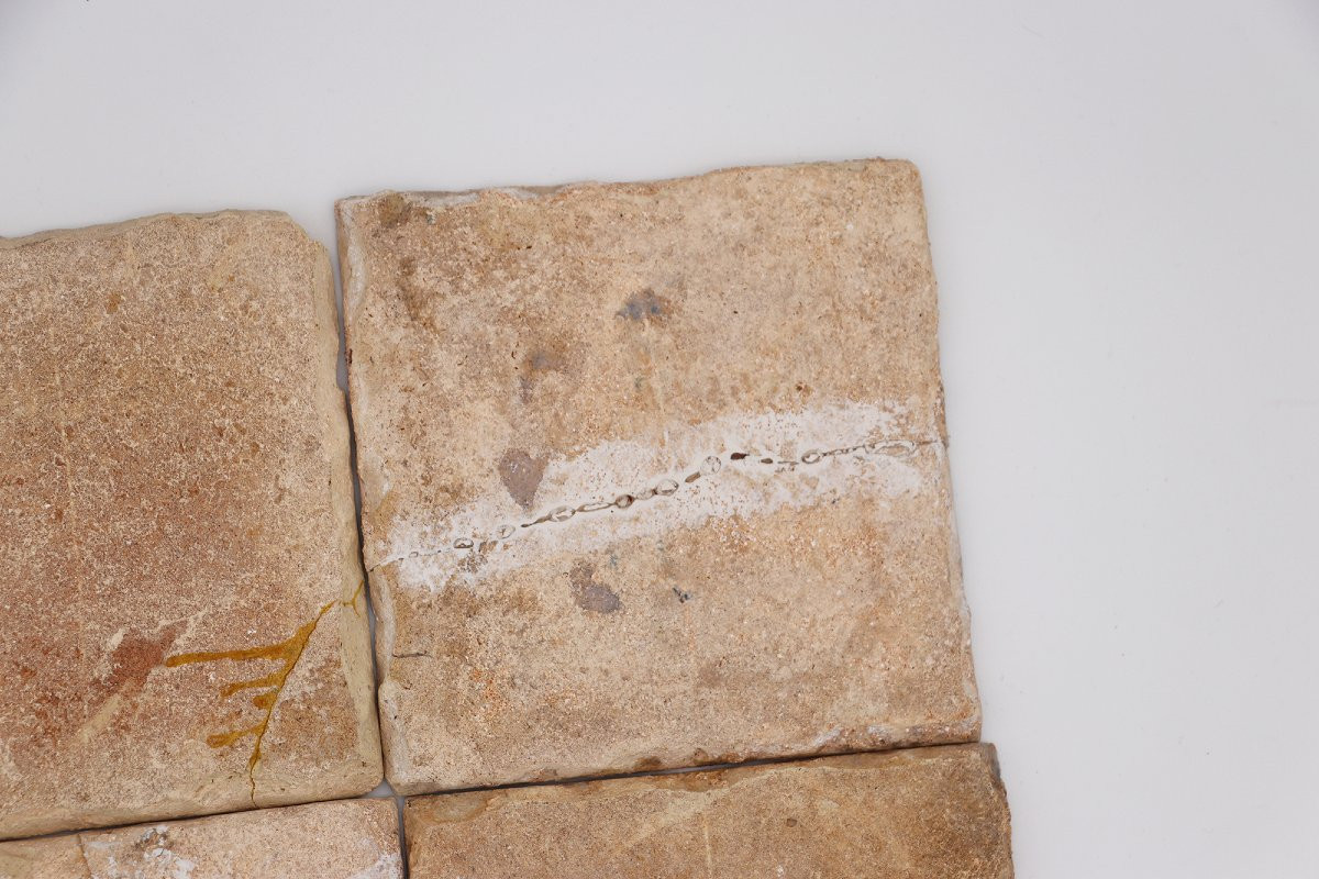 Ensemble de quatre carreaux portugais bleu et blanc du XVIIIe siècle représentant des motifs fl-photo-7