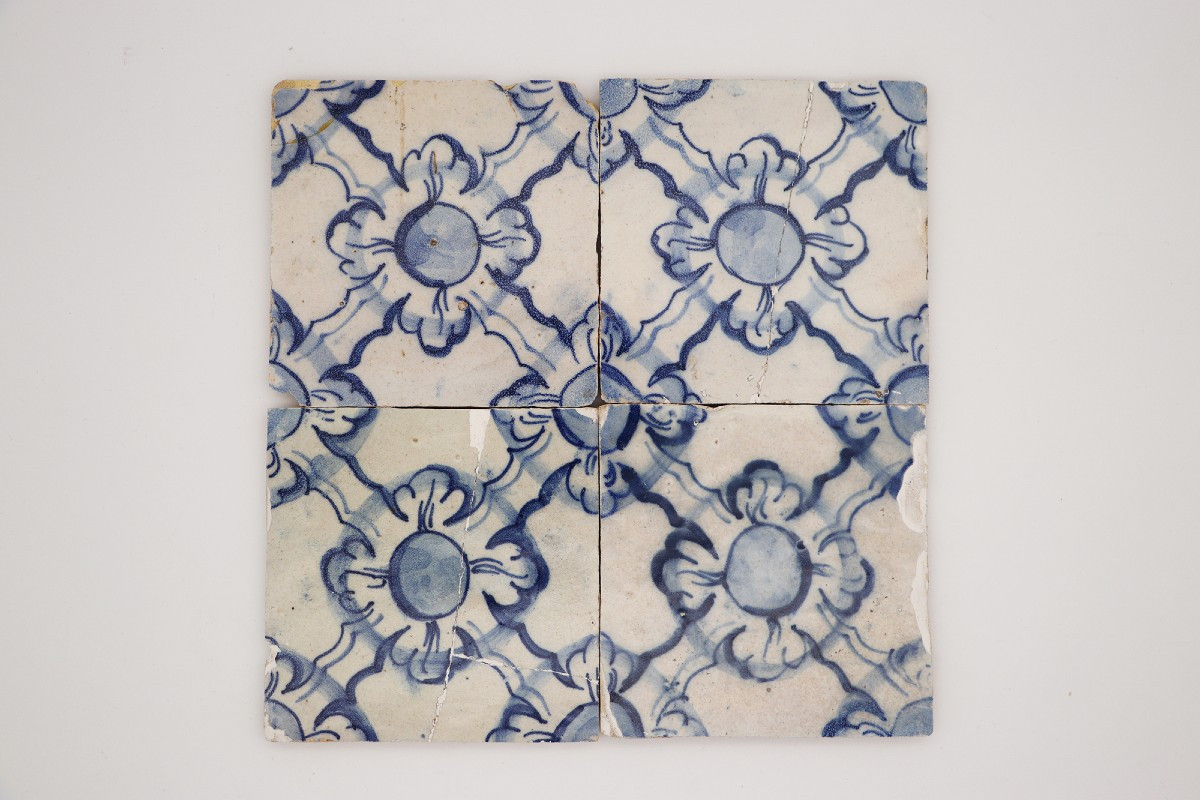 Ensemble de quatre carreaux portugais bleu et blanc du XVIIIe siècle représentant des motifs fl