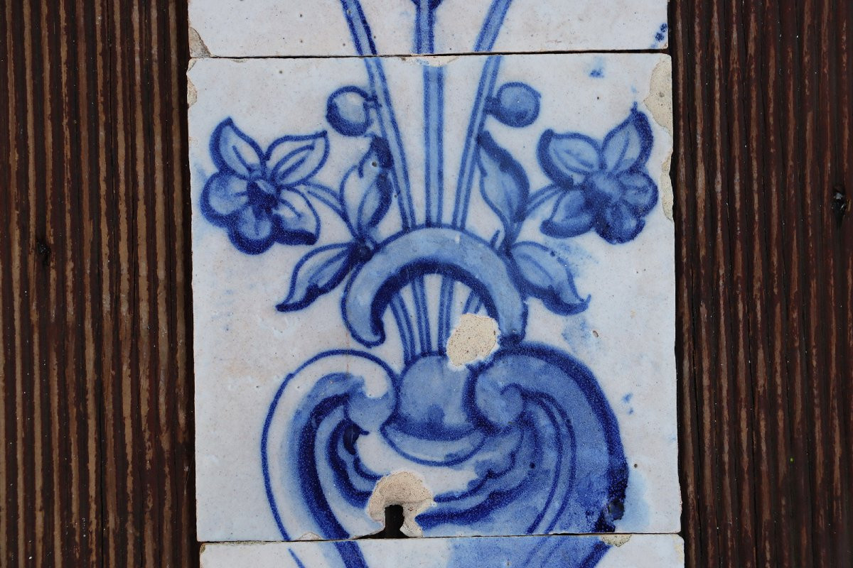 Ensemble de trois carreaux baroques du XVIIIe siècle représentant un vase fleuri-photo-4