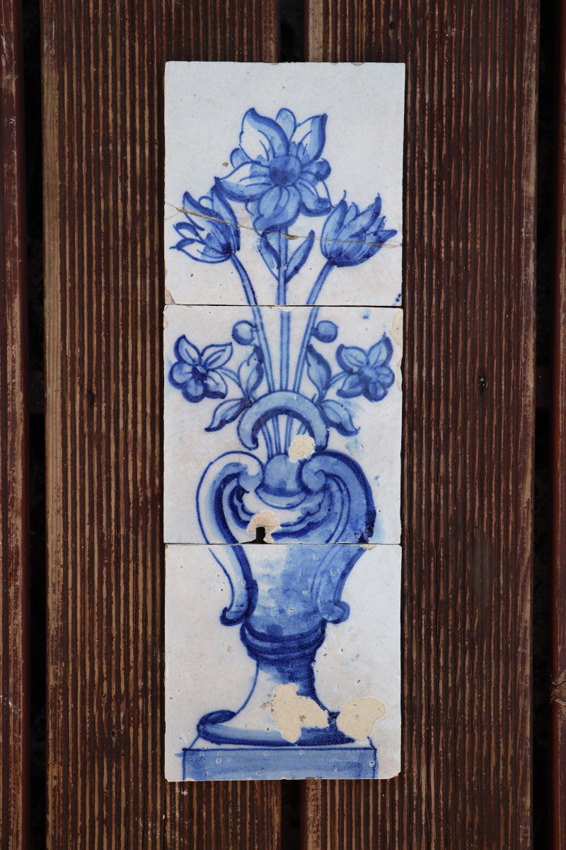 Ensemble de trois carreaux baroques du XVIIIe siècle représentant un vase fleuri