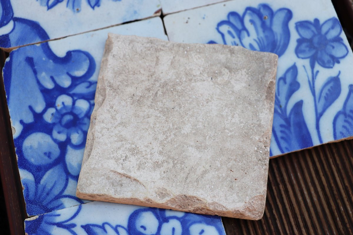 Panneau mural en carreaux représentant un vase de fleurs de style rocaille, Portugal, XVIIIe -photo-2