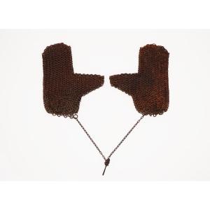 Paire de gantelets de chevalier médiévaux en fer, vers 1400 à 1600, Europe