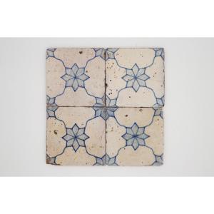 Ensemble de quatre carreaux portugais du XVIIIe siècle, motif floral baroque 