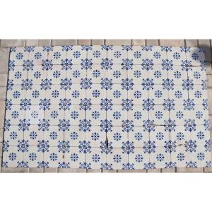 Ensemble de soixante carreaux portugais à décor floral bleu et blanc, XIXe siècle