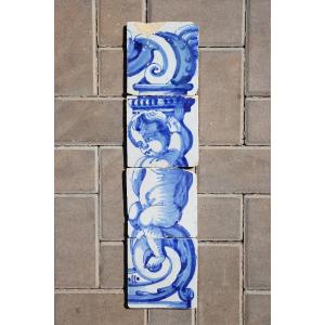 Ensemble de quatre carreaux du XVIIIe siècle représentant un chérubin tenant un torchière