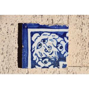 Carreau portugais du XVIIe siècle représentant un visage grotesque