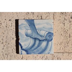 Carreau portugais bleu et blanc du XVIIIe siècle représentant un pied sur un ruban rocaille