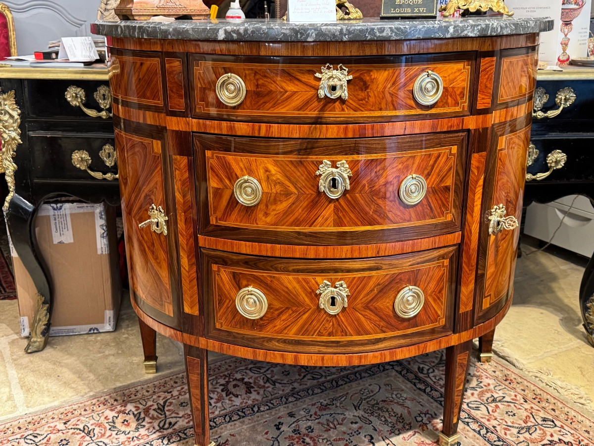 Commode demi lune trois tiroirs et deux vantaux époque Louis xvi