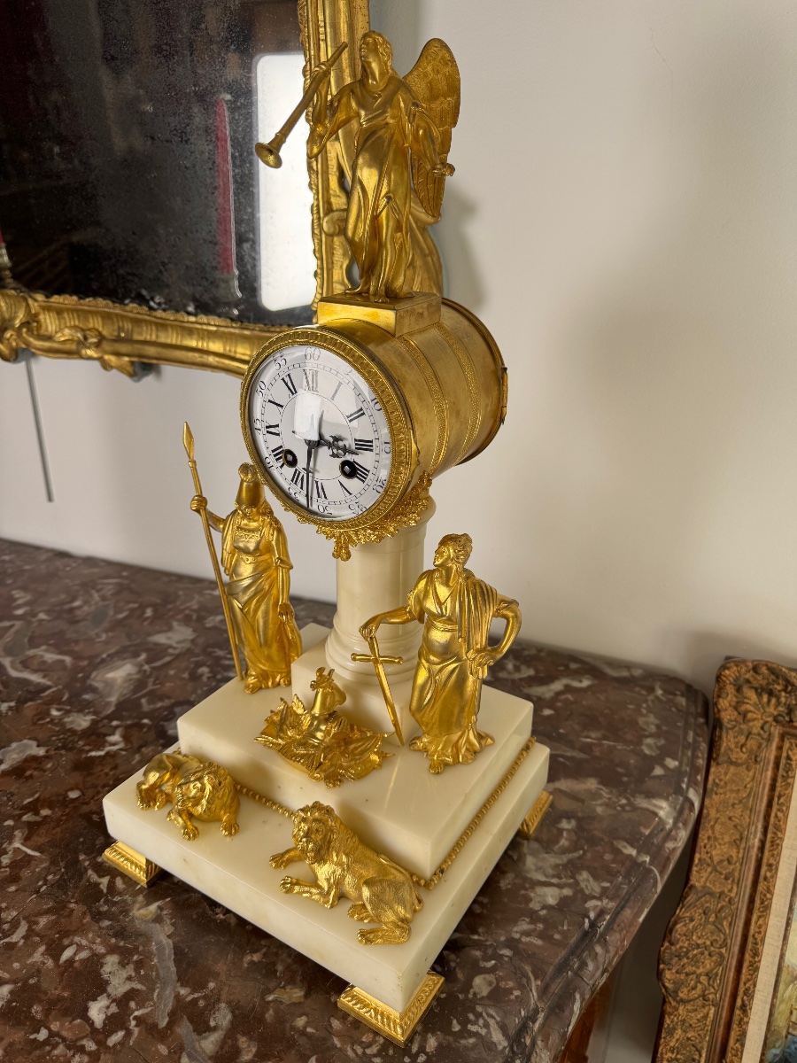 Pendule  allégorie à la guerre en marbre blanc  et bronze doré -photo-1