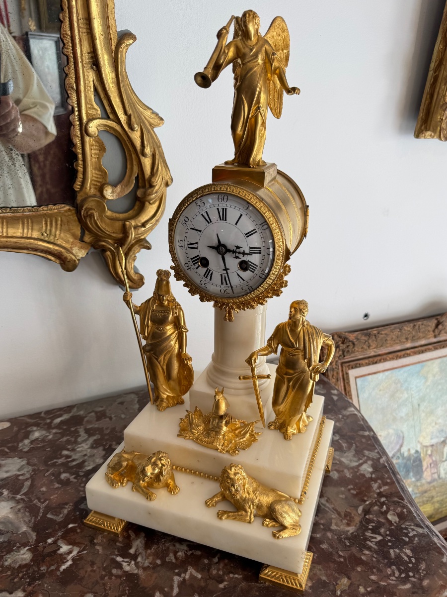 Pendule  allégorie à la guerre en marbre blanc  et bronze doré 