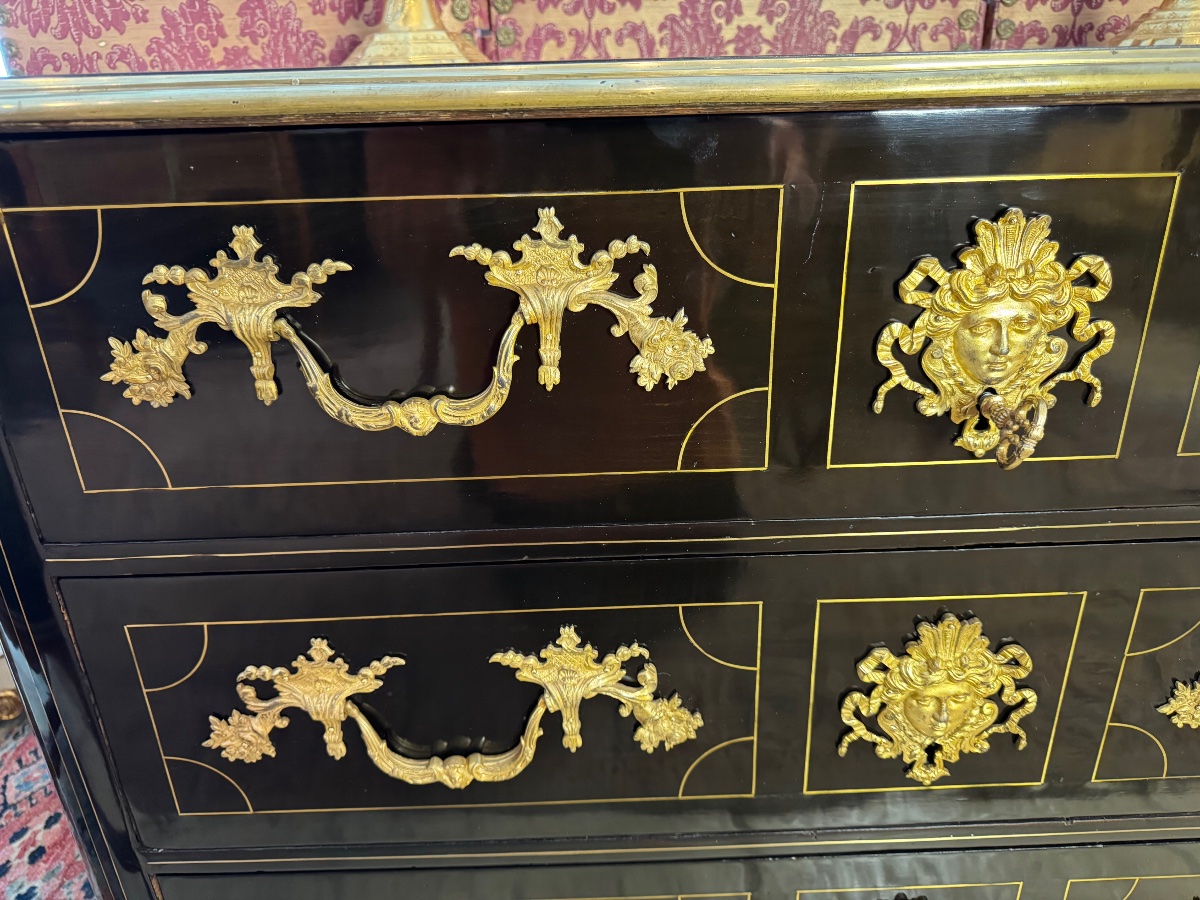 Commode d’époque Louis XIV en placage de poirier noirci à trois tiroirs -photo-1