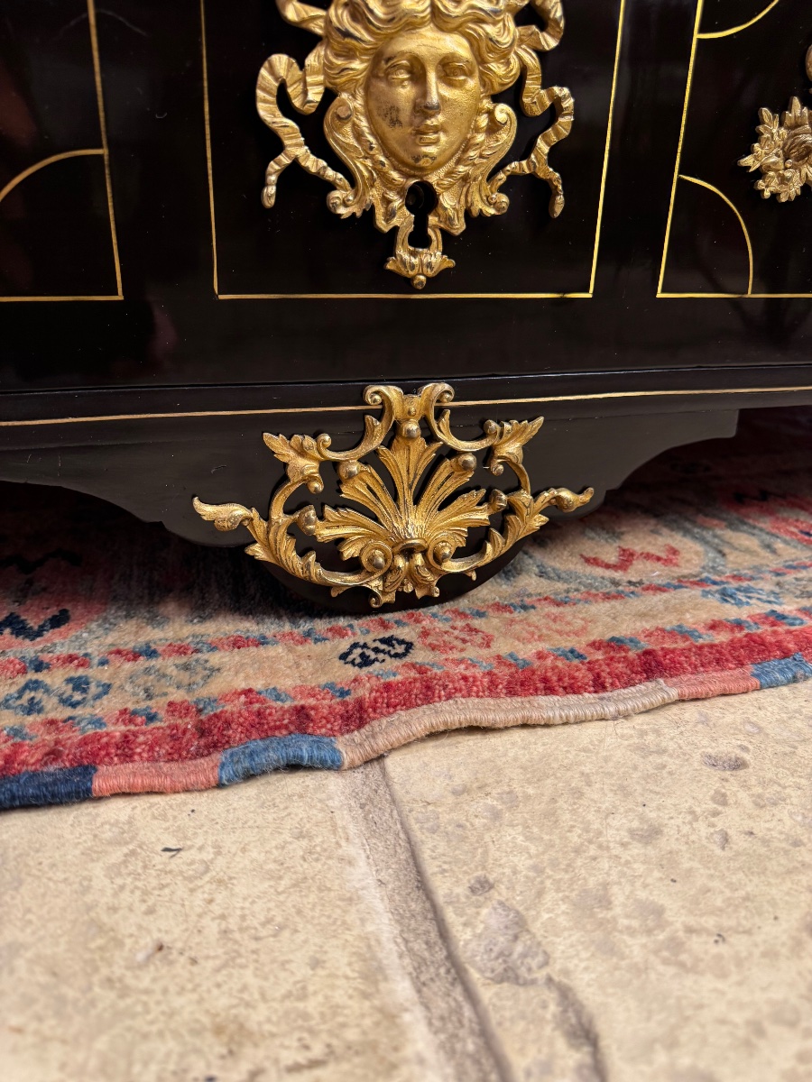 Commode d’époque Louis XIV en placage de poirier noirci à trois tiroirs -photo-2
