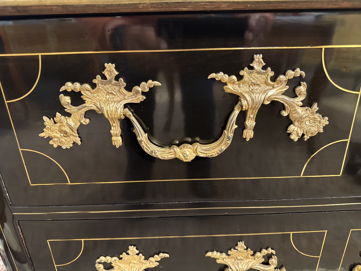 Commode d’époque Louis XIV en placage de poirier noirci à trois tiroirs -photo-8