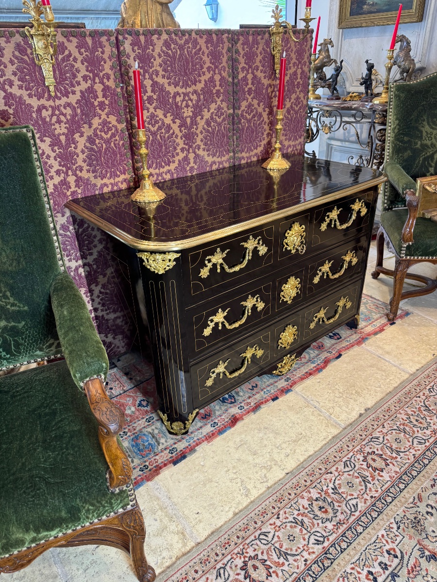 Commode d’époque Louis XIV en placage de poirier noirci à trois tiroirs 